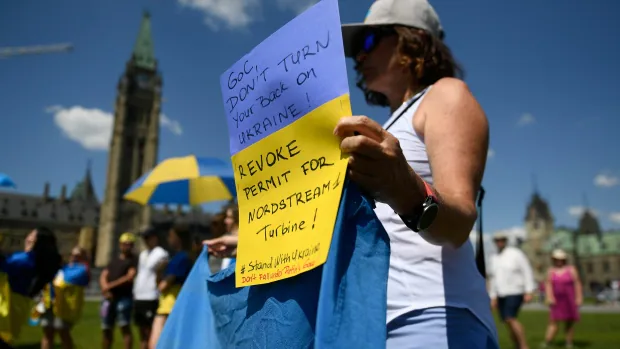 Protesters urge Canada to ‘be brave like Ukraine,’ stick to sanctions in turbine strife