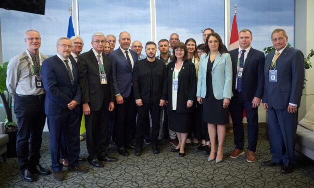 Zelenskyy meets Ukrainian Canadian delegation during G7