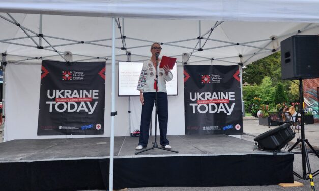 Поетичний куточок фестивалю: молоді та досвідчені автори на сцені Speakers’ Corner